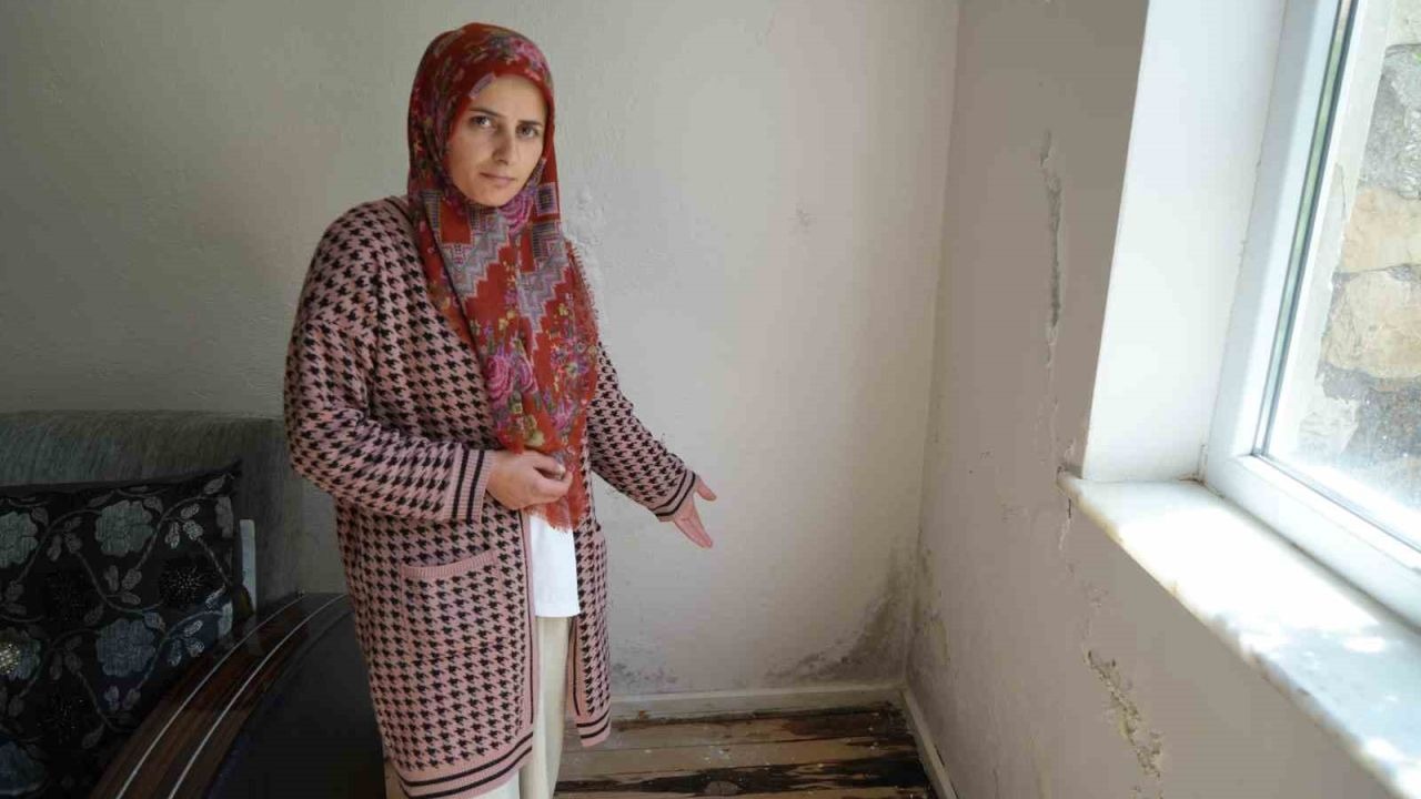 Bir yıldır evlerden su çıkıyor: Duvarlar çatladı, aileler tedirgin
