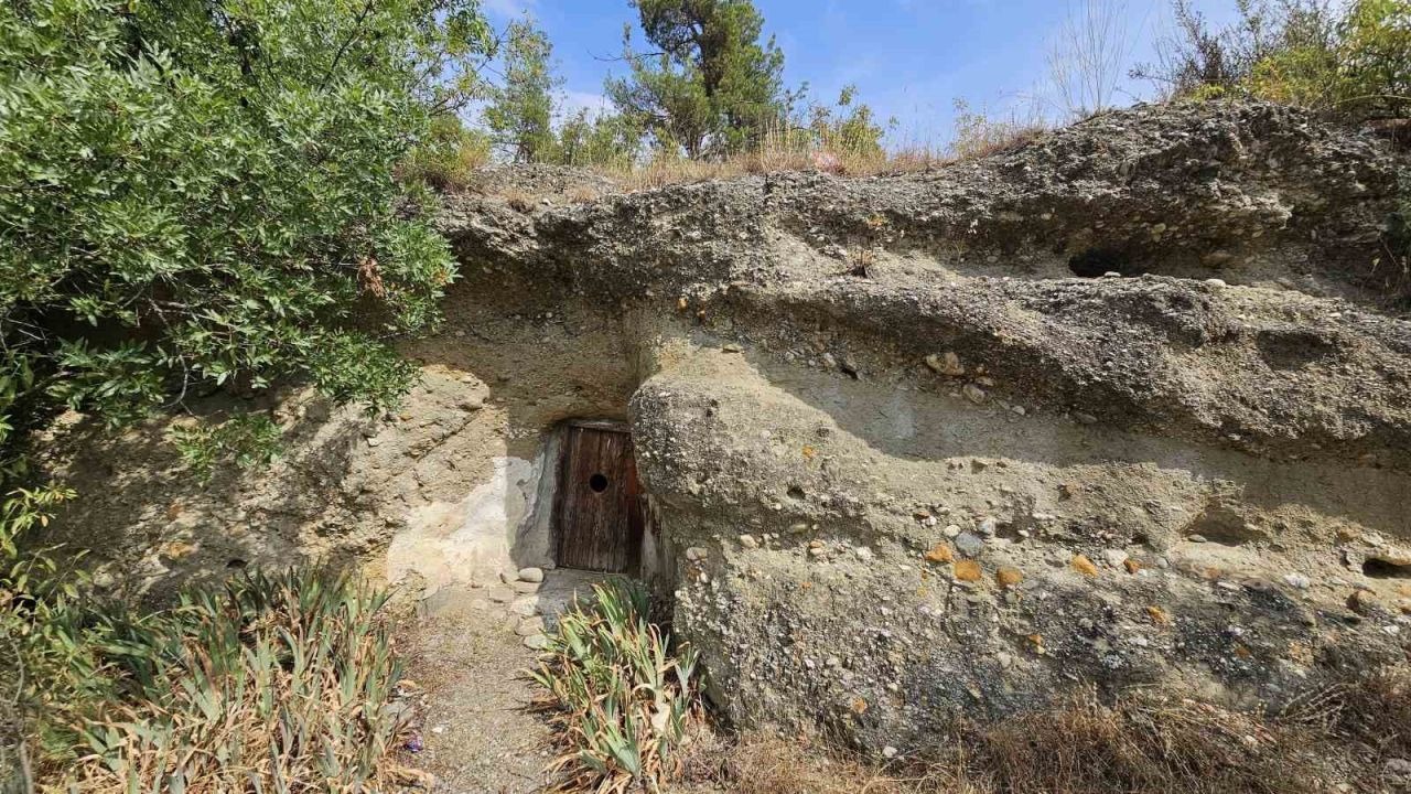 Boyabat’ta kayanın altındaki türbe görenleri şaşırtıyor