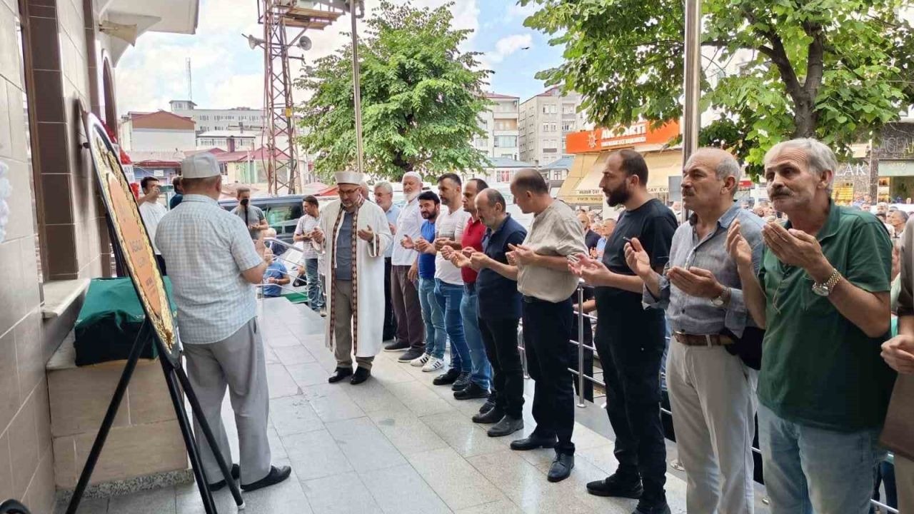 Denizde boğulan genç son yolculuğuna uğurlandı