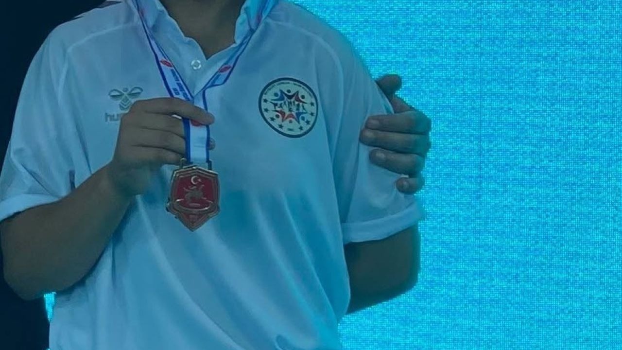 Ecrin Akbulut Niğde'de minderin tozunu attı!