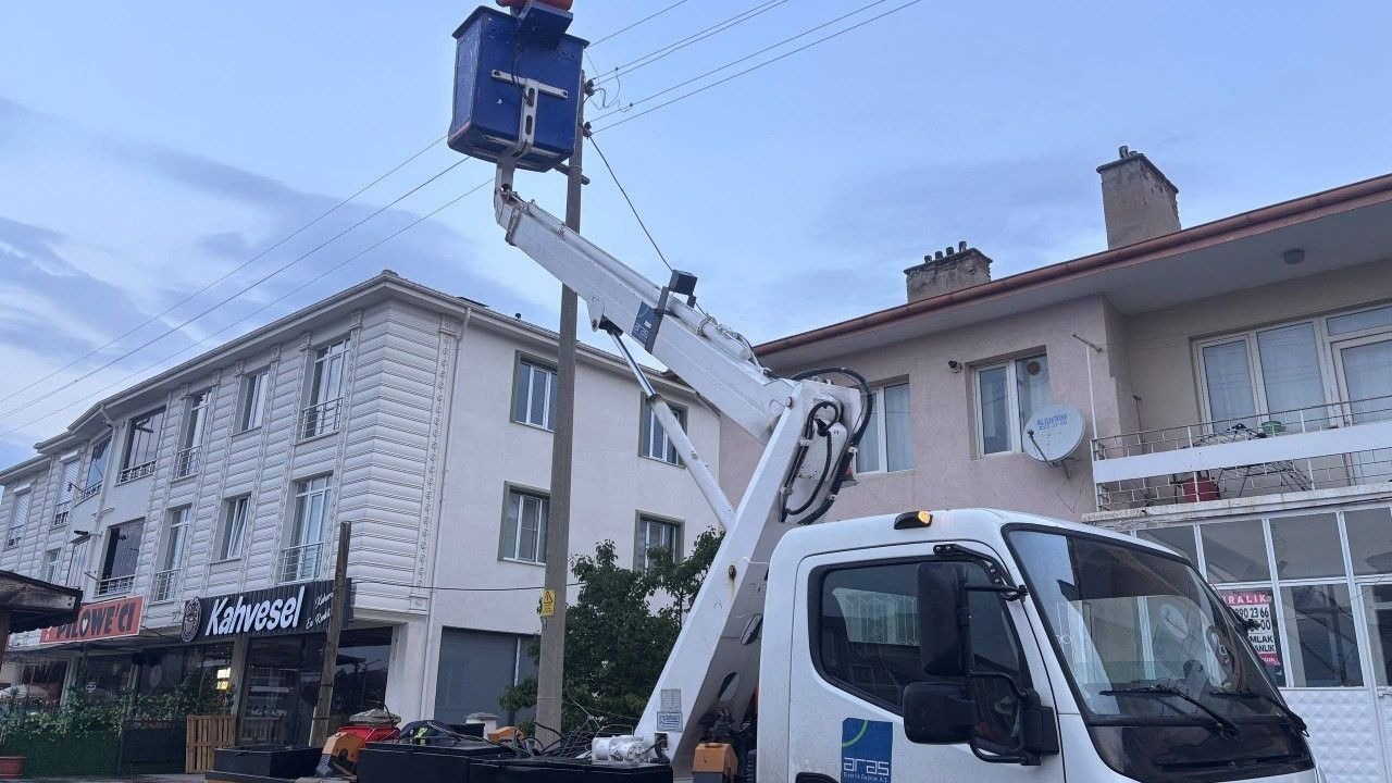 Elektrik direği kıvılcım saçtı: Mahalle sakinleri korku dolu anlar yaşadı