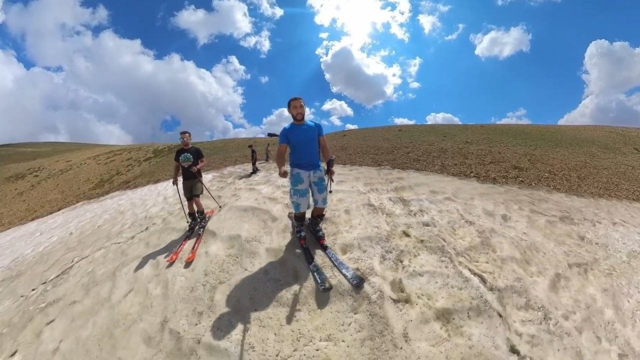 Erzincan’da ağustos sıcağında 3 bin 250 rakımda kayak keyfi