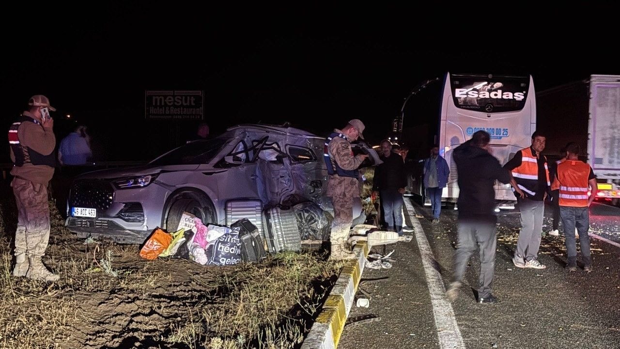 Erzincan’da yolcu otobüsü ile SUV tipi araç çarpıştı: 1’i ağır 7 yaralı