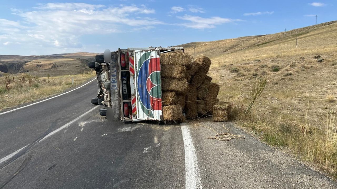 Erzurum’da ot yüklü kamyonet devrildi: 2 yaralı