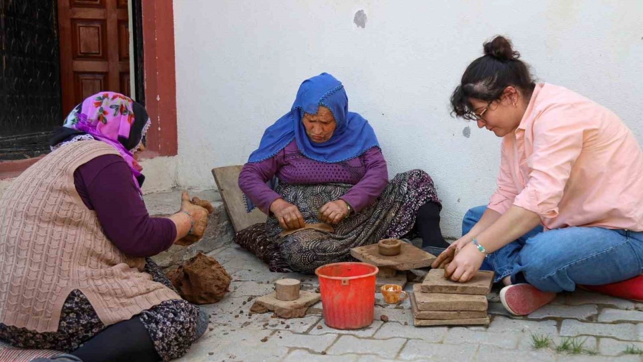 Gümüşhane’de 70 yaşındaki çömlek ustalarının emeği seramik sanatına ilham oldu