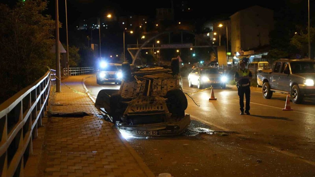 Gümüşhane’de otomobil refüjü aşıp karşı şeride geçti: 1 yaralı