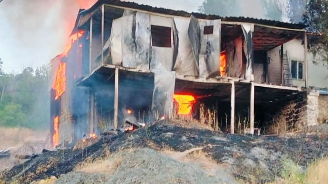 Kemah’ta 2 katlı ev yangında kullanılamaz hale geldi