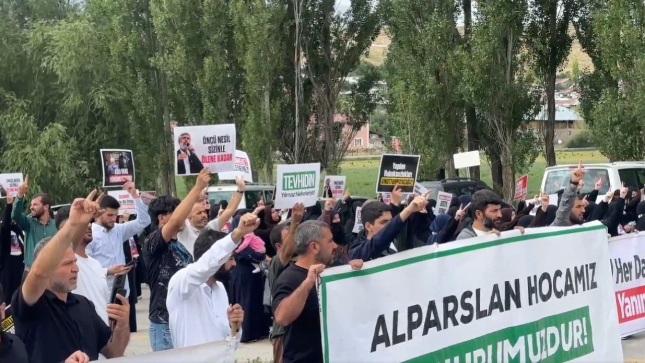 Kuytul taraftarları Erzurum’da cezaevi önünde izinsiz gösteri yaptı