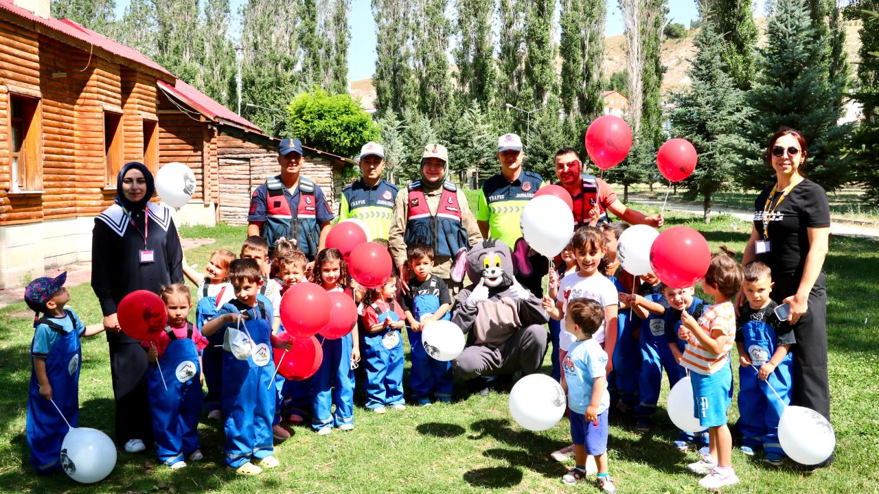 Minik öğrencilere jandarma sürprizi