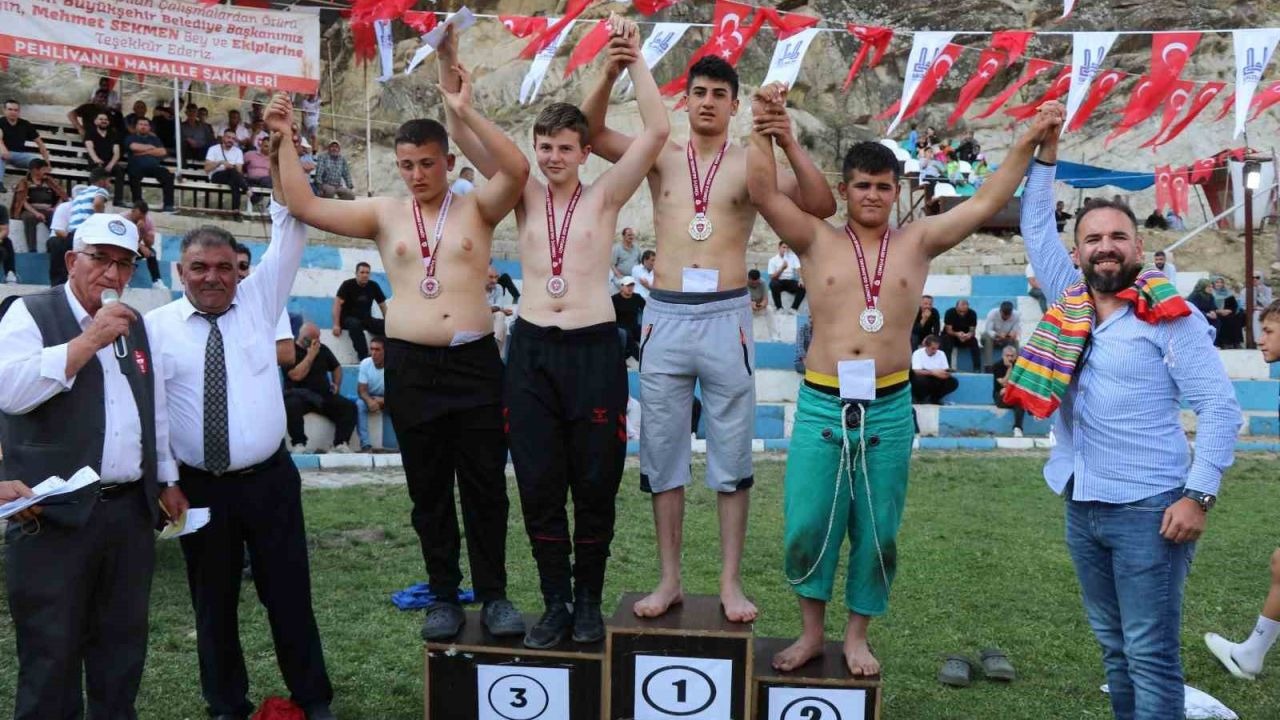 Pehlivanlı’da pehlivanlar kıyasıya güreşti