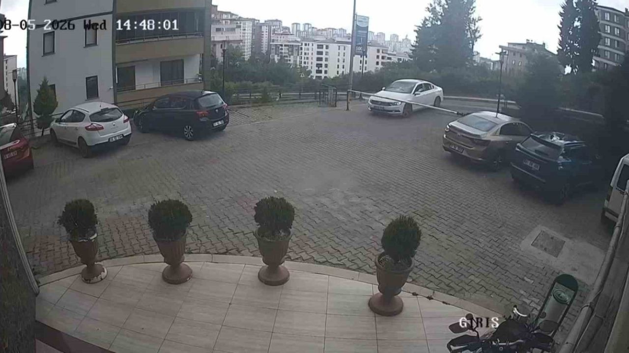 Sürücü fren yerine gaza basınca araç site duvarından aşağı uçtu: 1’i çocuk 3 yaralı