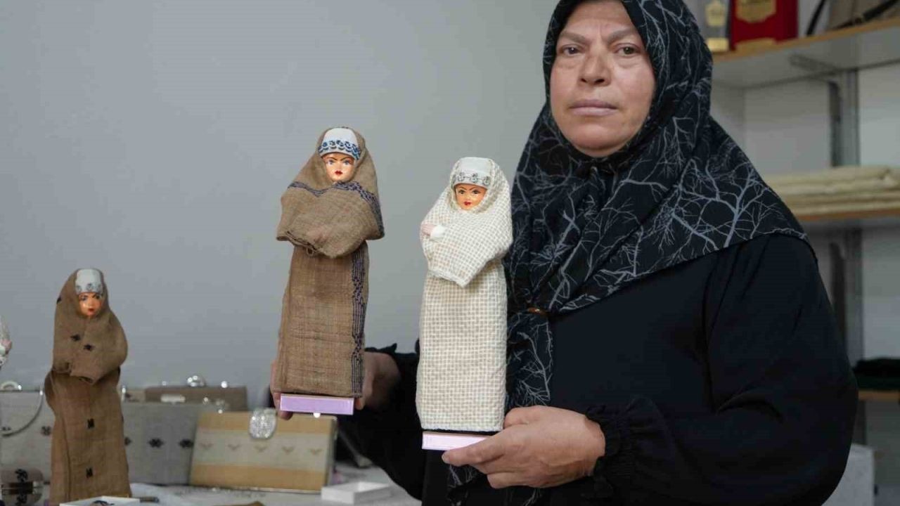 Tescilli miras ehram, oyuncak bebekleri süslüyor