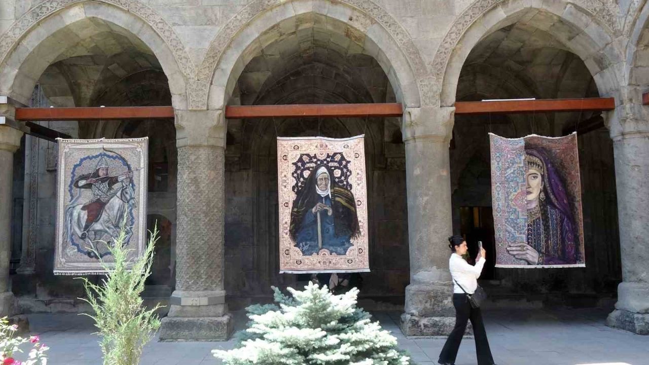 Türkiye’de bir ilki yapıyor: Kilim üzerine fırçasıyla Türk tarihini resmediyor