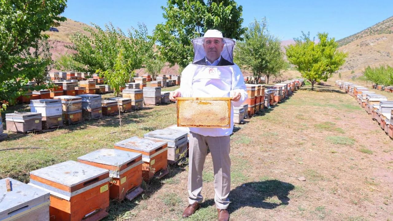 Vali Eldivan arıcılarla bir araya geldi