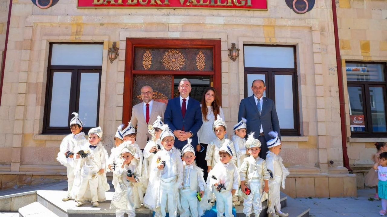 Vali Eldivan sünnet çocuklarını ağırladı