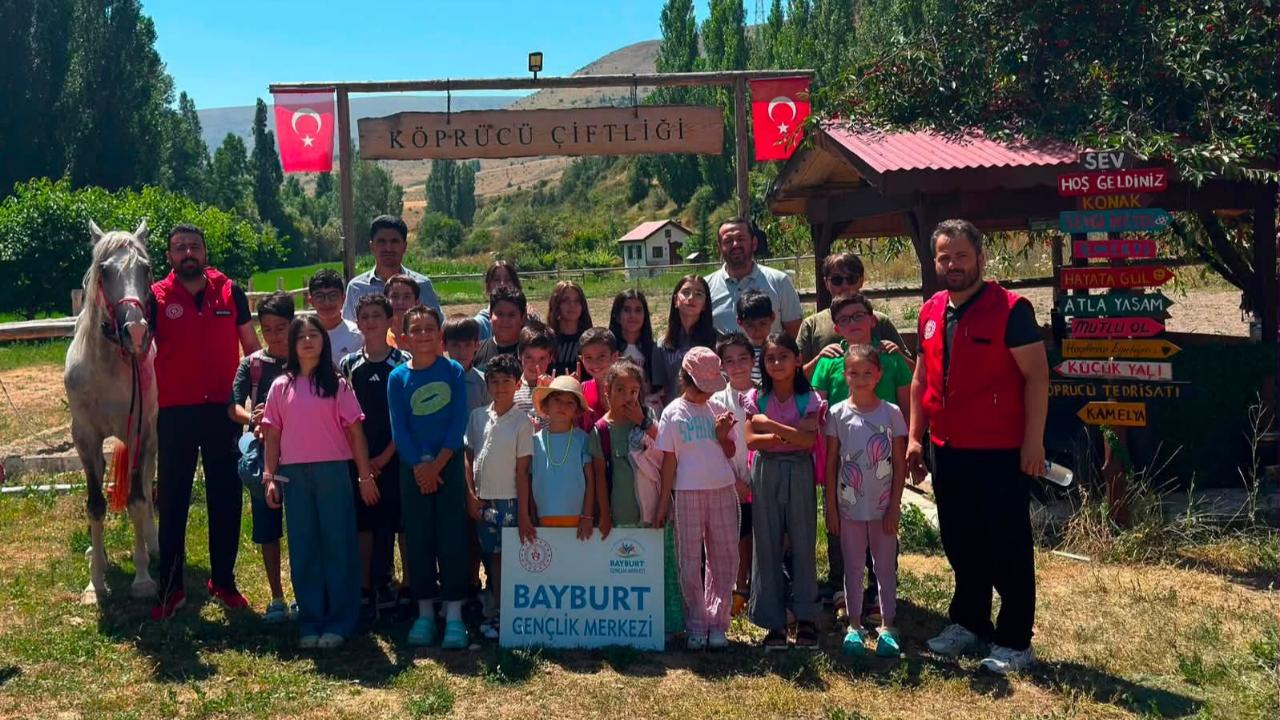 Yaz Kur’an Kursu öğrencilerine çiftlik ödülü: Minikler at binip ok attı
