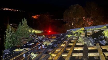 Damlıca köyünde çatı yangını büyümeden söndürüldü