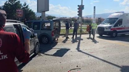 Erzincan’da iki otomobilin çarpıştığı kazada 4 kişi yaralandı