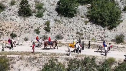 Erzincan’da asırlık gelenek atlı düğün alayıyla yaşatılıyor