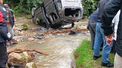 Trabzon’da araç dereye uçtu: 3’ü ağır 5 yaralı