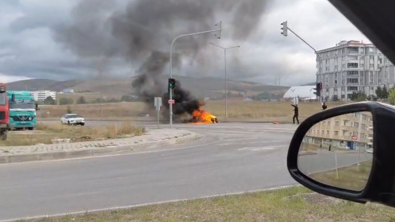Bayburt’ta kamyonet kasasındaki jeneratör alev alev yandı
