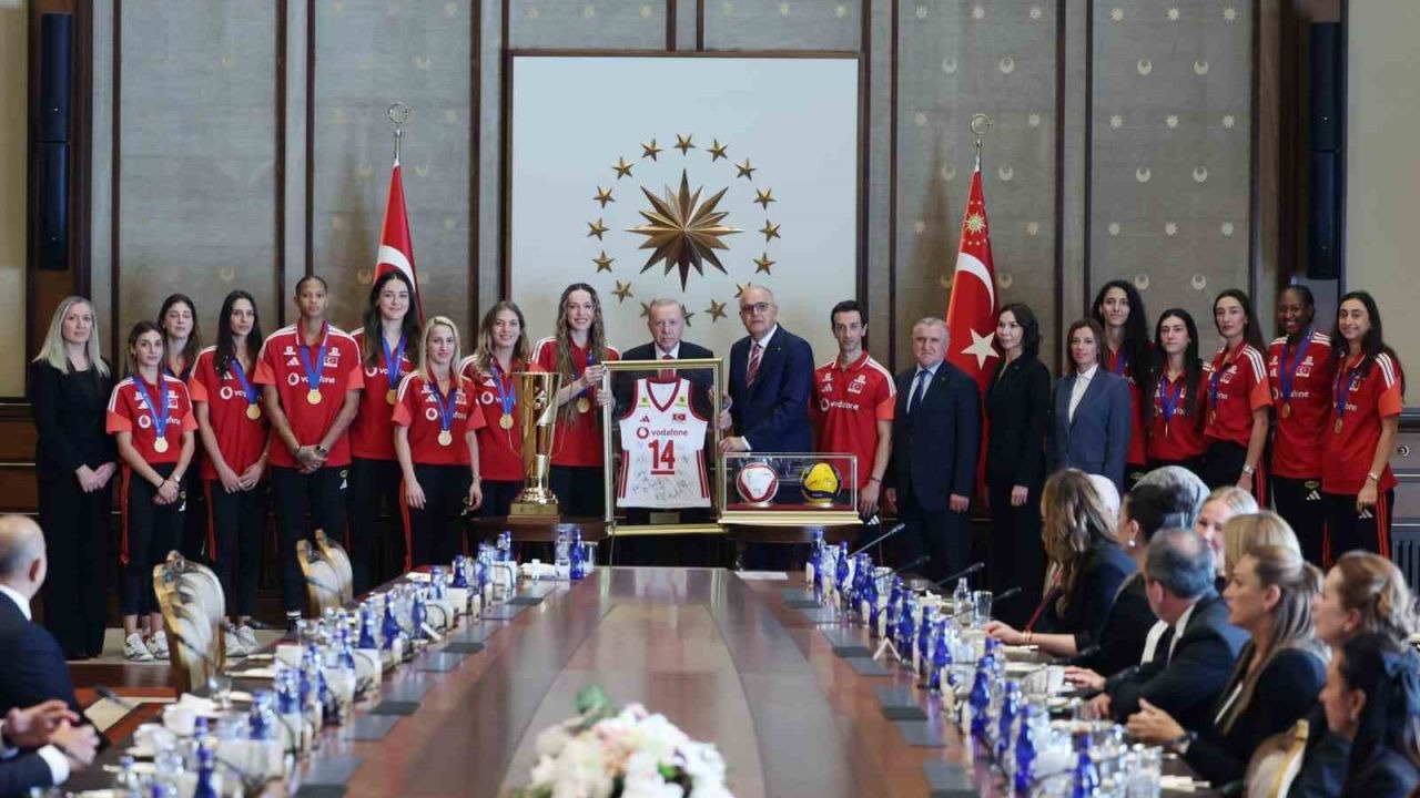 Cumhurbaşkanı Erdoğan, A Milli Kadın Voleybol Takımı ile A Milli Erkek Voleybol Takımı’nı kabul etti