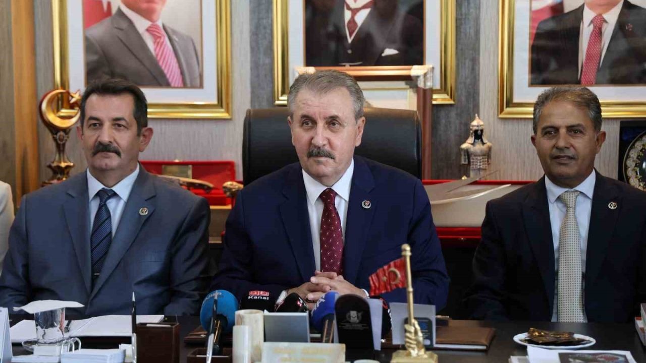 Destici: "Türkiye prangalarını kırmış güçlü bir ülkedir"