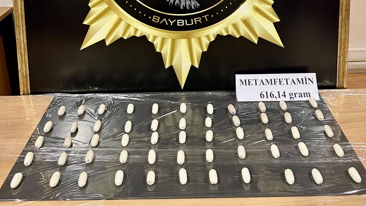 Emniyetten uyuşturucuya geçit yok: 616 gram metamfetamin ele geçirildi, 2 tutuklama!