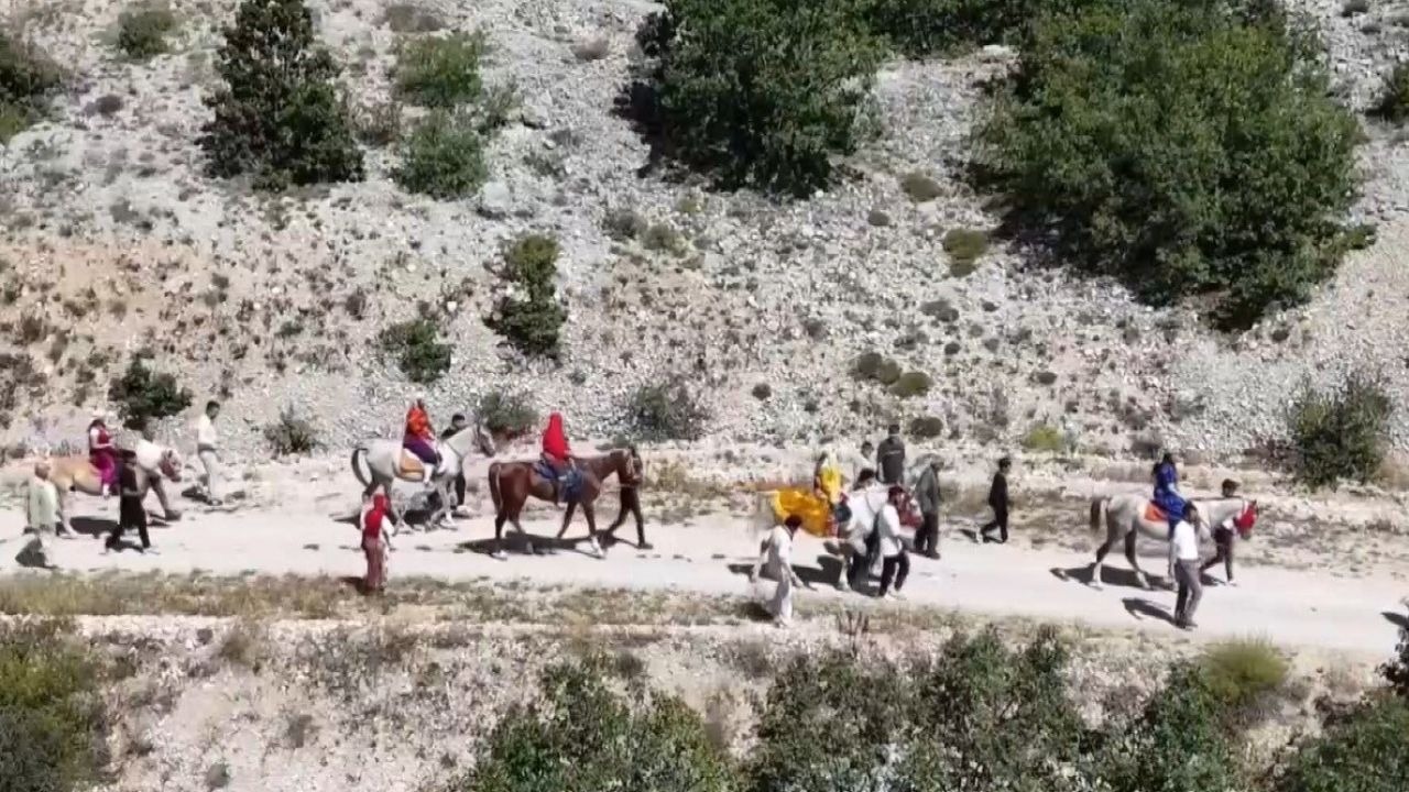 Erzincan’da asırlık gelenek atlı düğün alayıyla yaşatılıyor