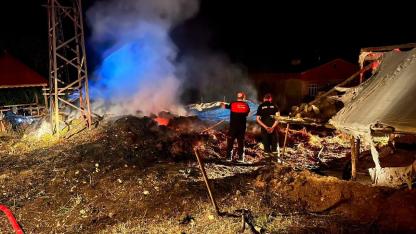 Gece saatlerinde korkutan yangın: Trafonun patlamasıyla ot yığınları kül oldu!