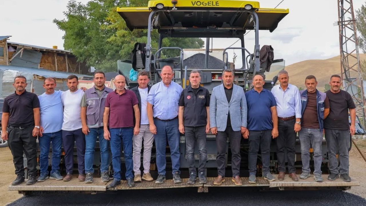 Grup yollarında asfalt ve genişletme çalışmaları sürüyor