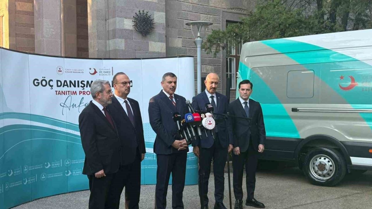 İçişleri Bakanı Çiftçi: "Okullardaki bahçe görevlilerimiz gerektiğinde arama yapabilsin diye 2 bin 800 tane el dedektörü dağıttık"