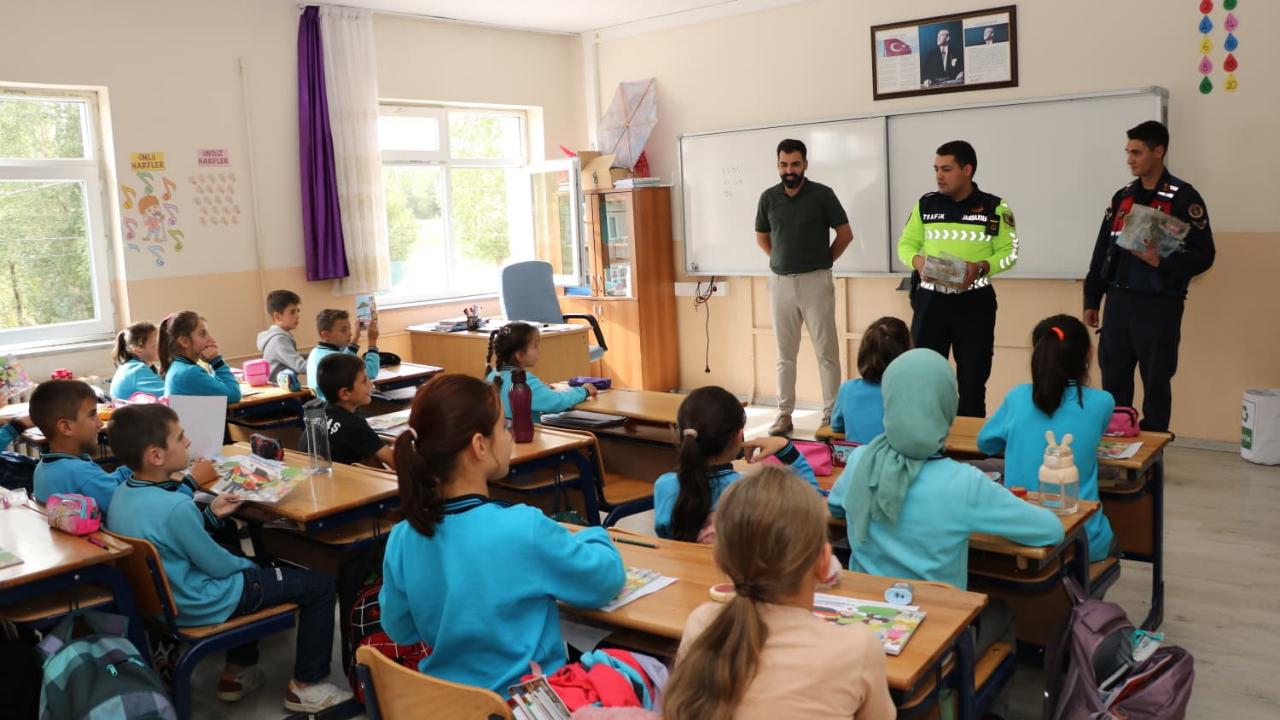 Jandarma ekiplerinden Konursu’da trafik eğitimi