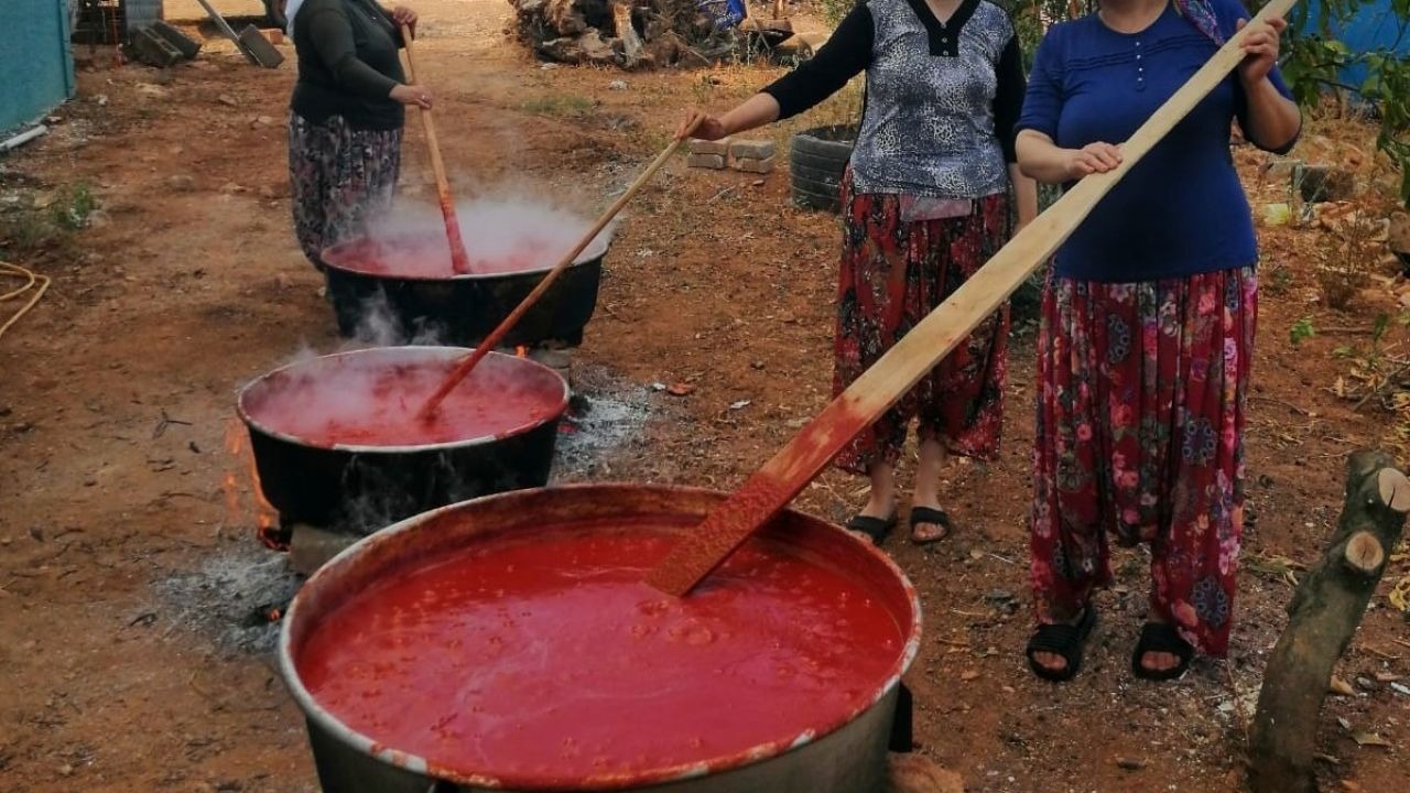 Kışlık salçalar kaynamaya başladı