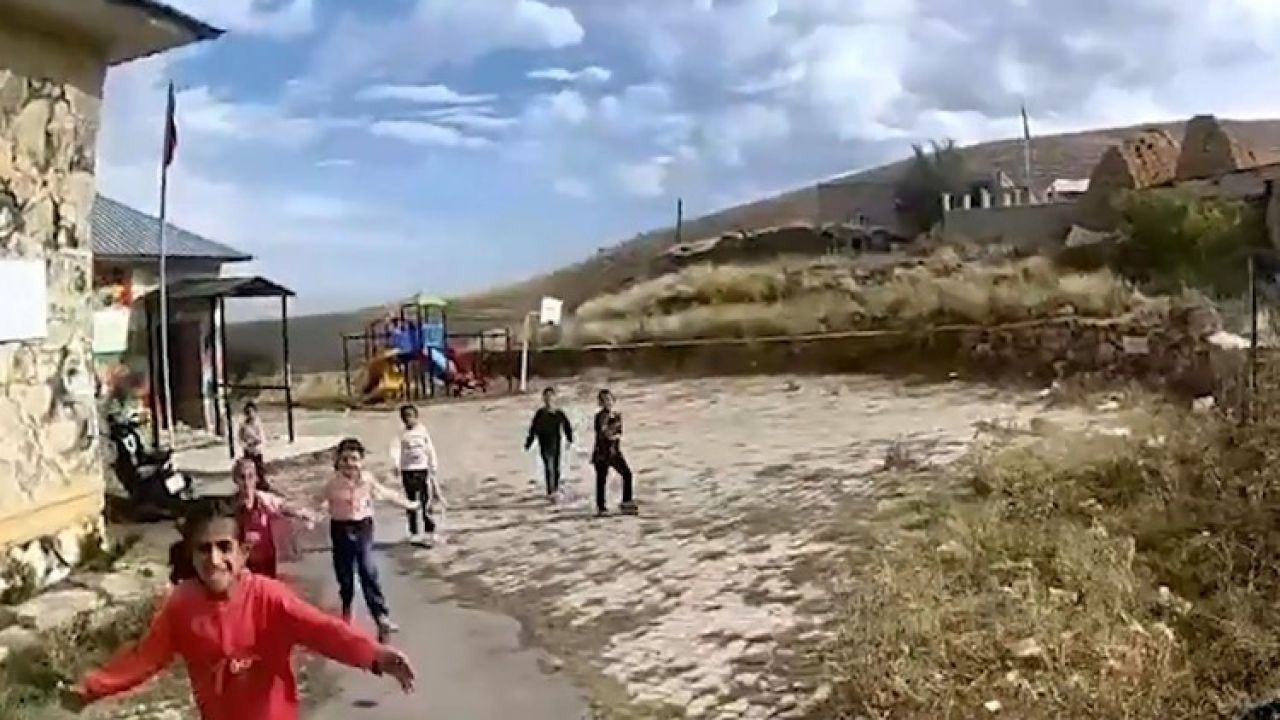 Koşarak geldiler, sımsıkı sarıldılar: Jandarmaya sevgi çemberi