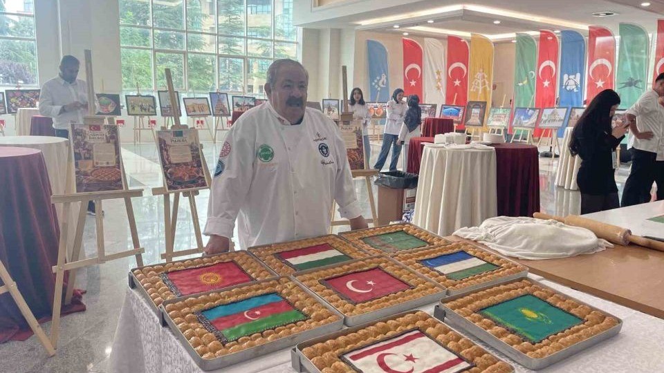 Türk baklavasını ‘baklavaki’ isminden kurtarmak için dünyanın en büyük baklavasını yaptı