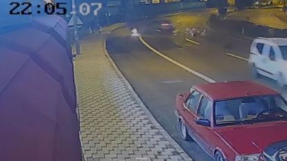 Gümüşhane’de karşı şeride geçen otomobil kaldırımda yürüyen kız öğrenciye çarptı
