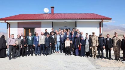 AFAD konutlarının anahtarları hak sahibi ailelere teslim edildi