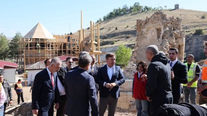 Kemah Sultan Melik Türbesi’ndeki restorasyon çalışmaları incelendi