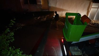 Gümüşhane’de elektrik direği 80 yaşındaki kadının evinin bahçesine devrildi