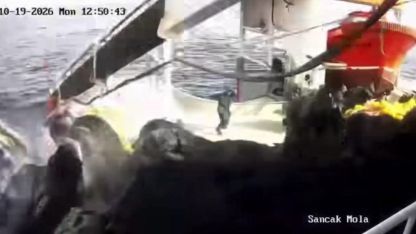 Balıkçı teknesinde bir kişinin ölümü ile sonuçlanan olay anı teknenin güvenlik kamerasına yansıdı