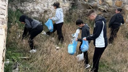 Öğrenciler Bayburt Kalesi’nin çevresini temizledi