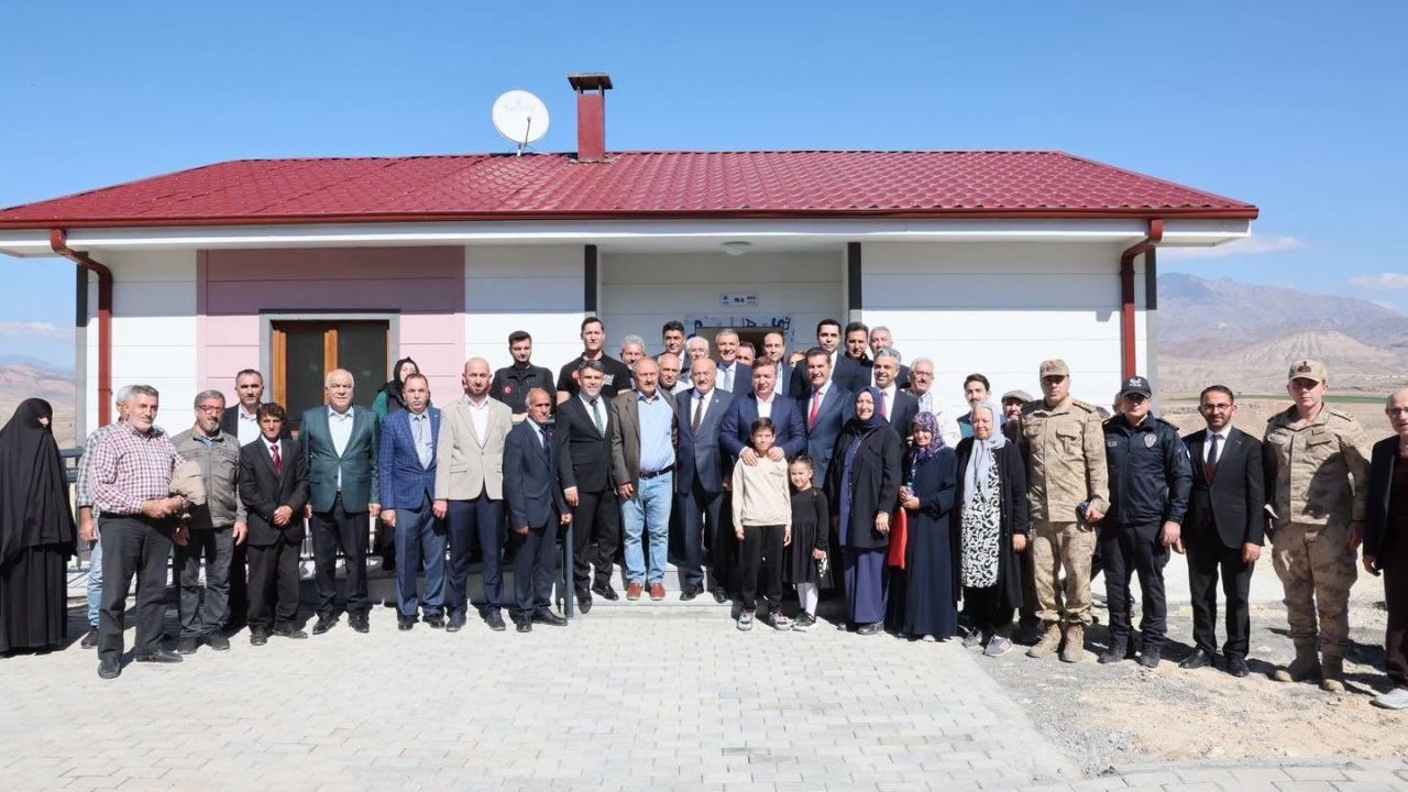 AFAD konutlarının anahtarları hak sahibi ailelere teslim edildi