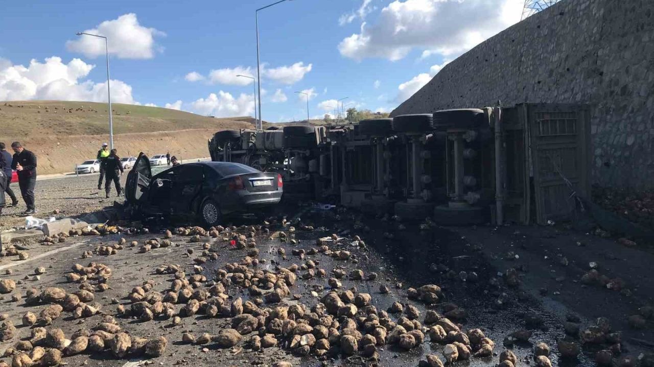 Ağrı’da tır ve otomobilin çarpıştı feci kazada 4 kişi öldü