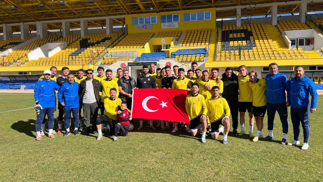 Bayburtspor’dan Türk bayrağıyla Cumhuriyet pozu!