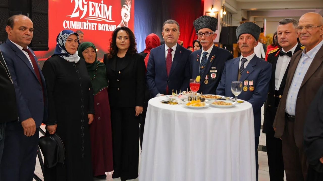 Bayburt’ta Cumhuriyet’in 103’üncü yılı dolayısıyla resepsiyon düzenlendi