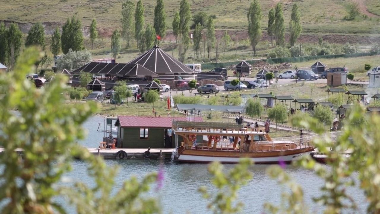 Demirözü’nde tekne turu sezonu tamamlandı