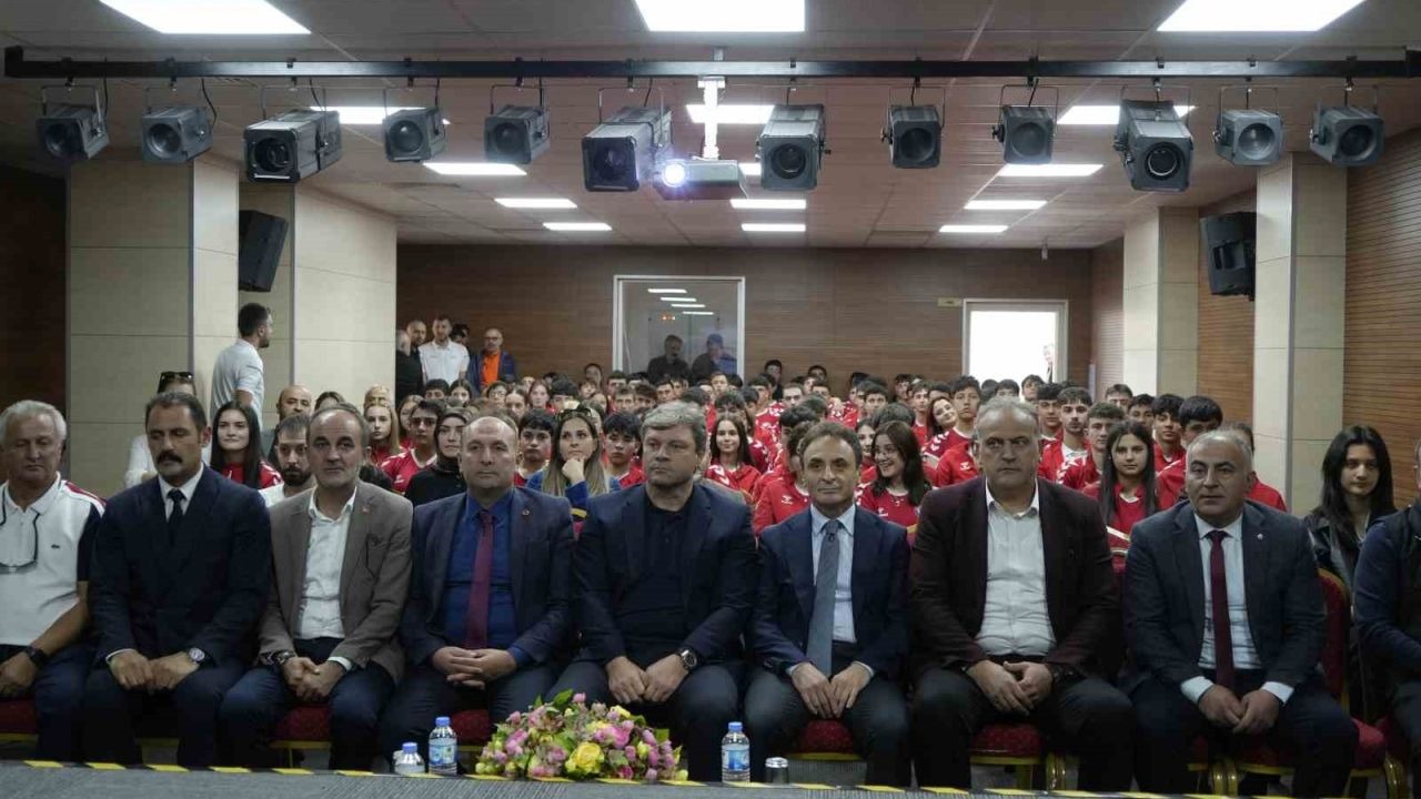 Ertuğrul Sağlam’dan gençlere ahlak ve başarı tavsiyesi