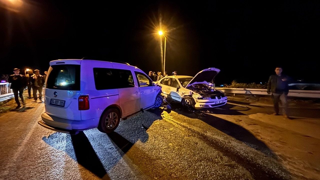 Erzincan’da hafif ticari araç ile otomobil çarpıştı: 2 yaralı