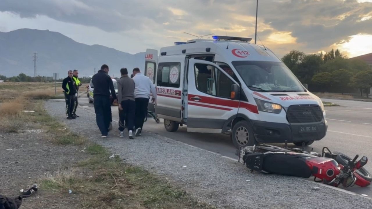 Erzincan’da motosikletle savrulan sürücü yaralandı